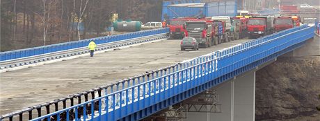 Na mostu u sokolovského Transmotelu probhla dnes zátová zkouka.