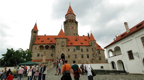 Nmecký ád (díve ád nmeckých rytí) se pokusí v rámci církevních restitucí znovu získat majetky v Olomouckém a Moravskoslezském kraji a to vetn hradu Bouzov (na snímku).