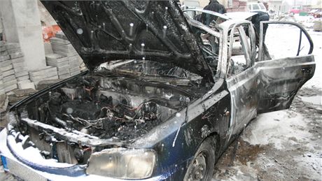 Vbuch ticetikilov plynov bomby zcela zniil v umperku auto, jeho majitel skonil s popleninami v nemocnici.