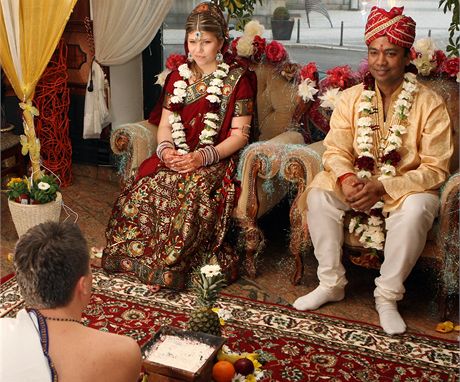 Liberec zail pravou indickou svatbu. Na snmku enich Vikram Ranawat, nevsta Klra Slezkov a oddvajc Filip ichman alias Goura Hari Ds.