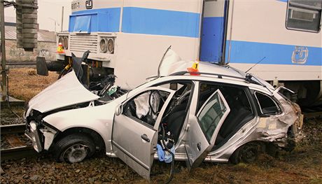 Nehoda, pi kter v Prostjov vlak srazil na pejezdu se svtelnou vstrahou auto. idi po pevozu do nemocnice zemel.