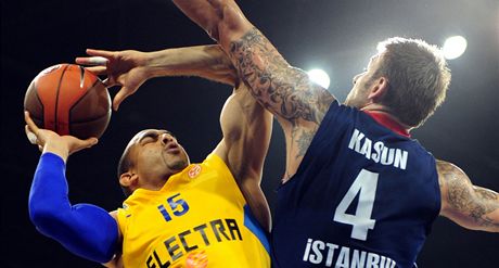 Mario Kasun (vlevo) v dresu Efes Pilsen Istanbul blokuje Davida Blu z Maccabi Tel Aviv.