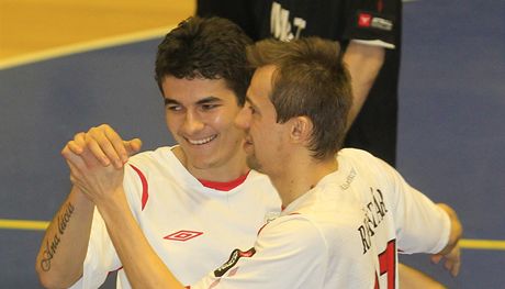 Futsalisté Chrudimi se radují z gólu.