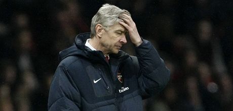 ALE NE! Arsene Wenger pihlíí tomu, jak jeho Arsenal prohrává s Manchesterem a vypadává tak v krátkém sledu ze tetí soute.