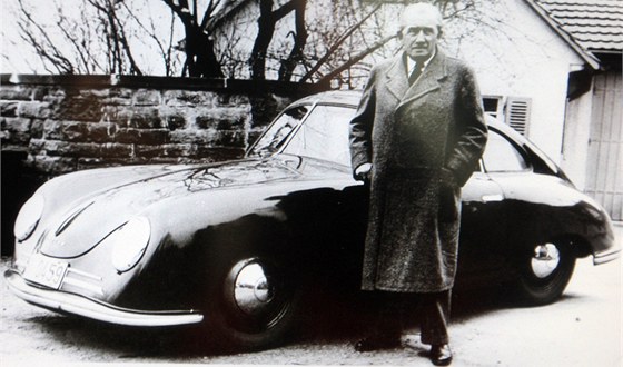 Konstruktér Ferdinand Porsche se stejnojmenným sportovním vozem.