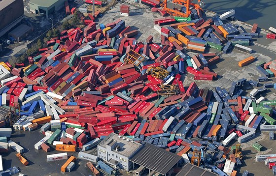 Nákladní kontejnery v prmyslovém komplexu Sendaj. (12. bezna 2011)