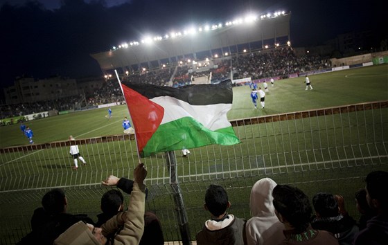 Palestinci sledují zápas své reprezentace s výbrem Thajska (9. bezna 2011)