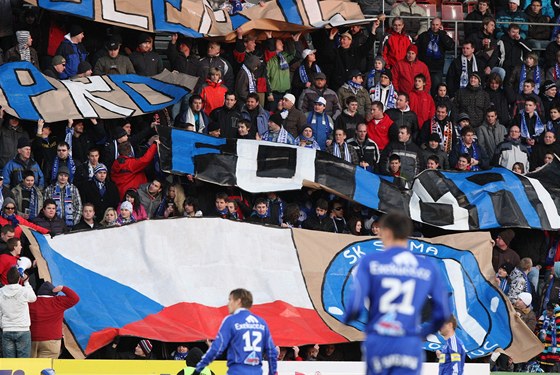 PROTESTY. Olomouckým fanoukm se bezpenostní  opatení klubu vbec nelíbila a bhem zápasu s Ostravou to dali nkolikrát najevo pipravenými transparenty.