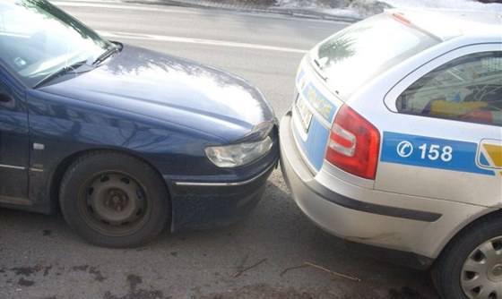 Opilý idi nedobrzdil za policejním autem. (Ilustraní snímek)