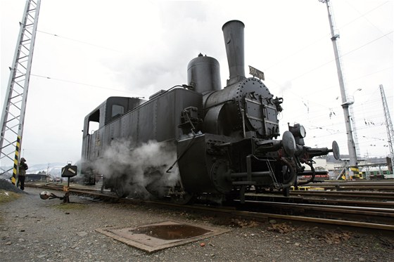 Historická lokomotiva 314 303 zvaná "Koc�r" na nádra�í ve Vala�ském Mezi�í�í 