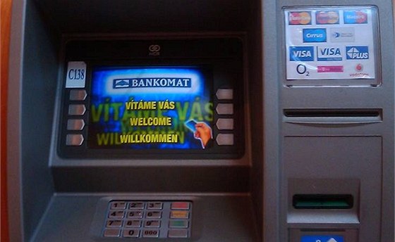 Muž kradl lidem peníze z bankomatu. Ilustrační snímek
