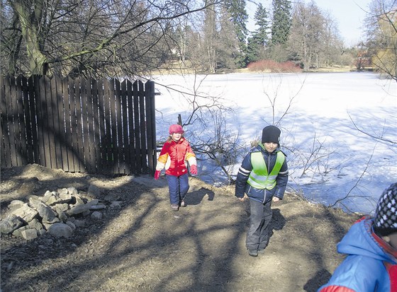 Památkái v Teli oddlili zámecký park od msta devným plotem. Postavili ho vak bez povolení.