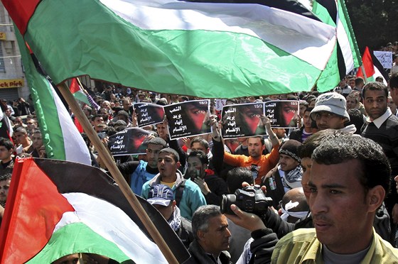 Desítky Palestinc demonstrují za usmíení organizací Fatah a Hamas