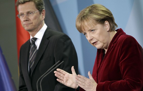 Nmecká kancléka Angela Merkelová a vicekanclé a ministr zahranií Guido Westerwelle na tiskové konferenci k jádru (14. bezna 2011)