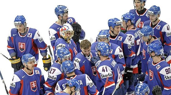 Slovenští hokejisté smutní po prohraném zápase. Jejich fanoušci jsou rozhořčení z oficiální hymny mistrovství světa.