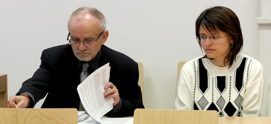 Uitelku Alenu Hakovou (vpravo) jihlavský soud zbavil obvinní za smrt estileté dívenky.