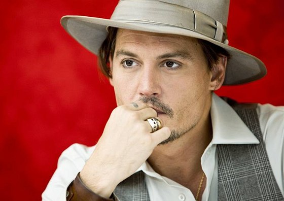 Johnny Depp má podle amerických expertů nejlepší vkus na klobouky - iDNES.cz