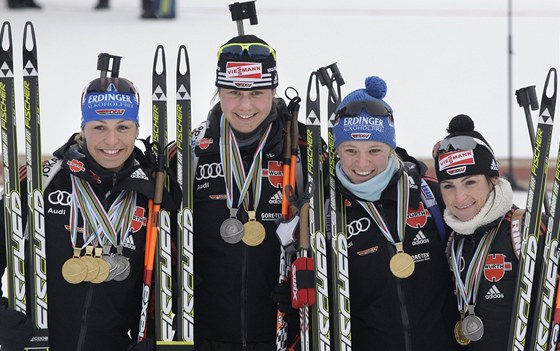 NEJRYCHLEJÍ TAFETA. Nmecké biatlonistky (zleva) Magdalena Neunerová, Tina Bachmannová, Miriam Gossnerová a Andrea Henkelová pózují se zlatými medailemi.