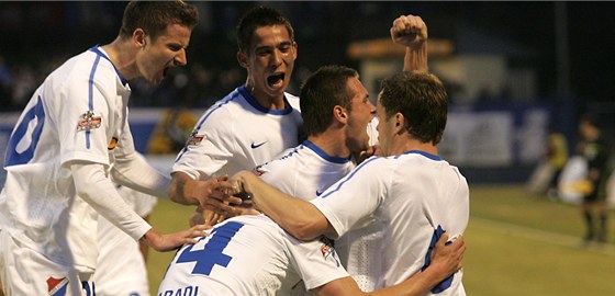 VEDEME! Fotbalisté Baníku Ostrava kepí po gólu Adama Varadiho (uprosted, se schovanou hlavou) proti Mladé Boleslavi.