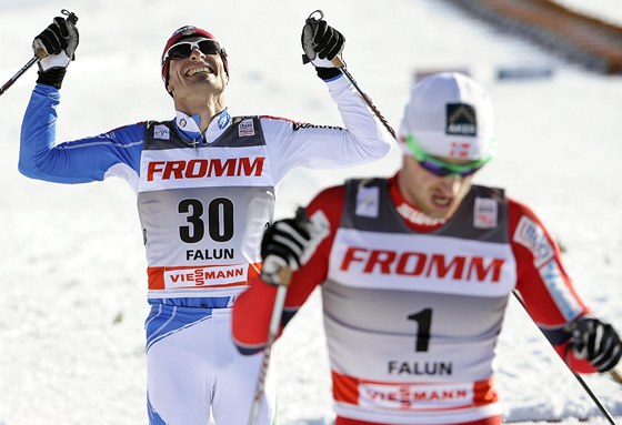 Vítz Petter Northug (vpravo) a Giorgio di Centa v cíli skiatlonu ve Falunu