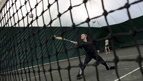 MCENROE V SUKNi. Talentovaná Ingrid Neelová oslovila svým stylem tenisovou legendu.