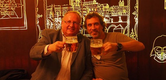 Na pedpremiée otevení restaurace U bílé kuelky v Praze jsem si pipil s Honorary Connoisseurem . 13 panem Davidem Suchaípou (vpravo).