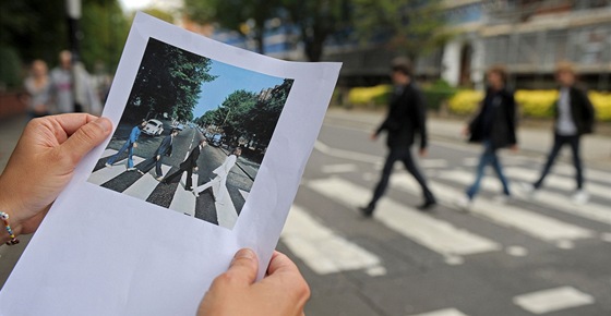 Kapela The eatles udlala z pechodu ped londýnským studiem Abbey Road legendární místo