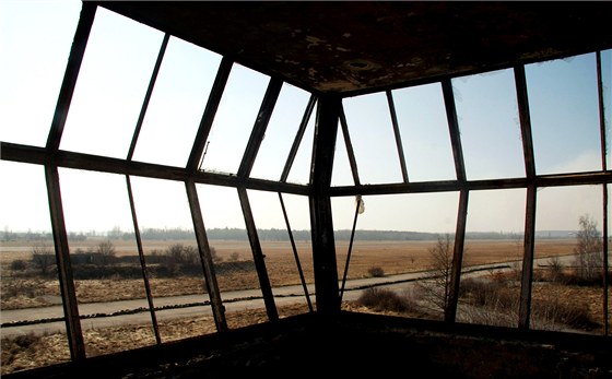 Výhled z rozpadající se řídící věže na bývalém vojenském letišti v Božím Daru.