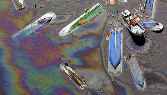 Pevrácené lod a ropná skvrna v severojaponském pístavu Fudaj. (14. bezna 2011)