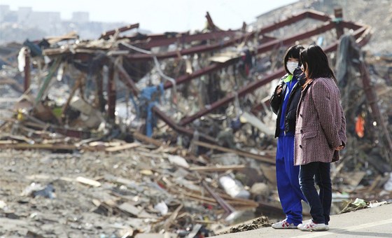 Dv eny sledují zdevastované severojaponské msto Minamisan.