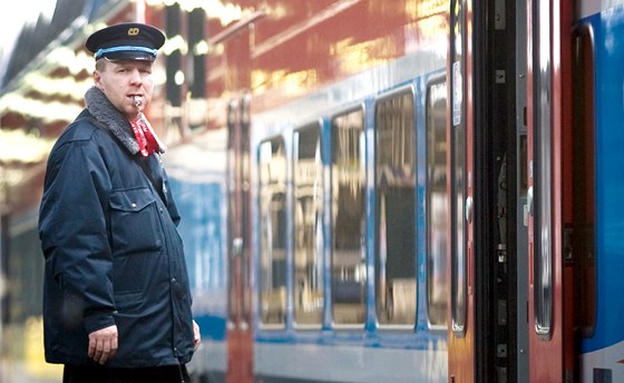 Tra z Prahy na Kolín je nejvytíenjí v zemi. Pokud se sejde víc vlak, pednost mají ty rychlejí. Teba pendolino. Ilustraní foto.