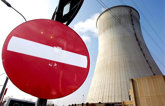 Chladící věž jaderné elektrárny v Tihange, jihovýchodně od Bruselu.