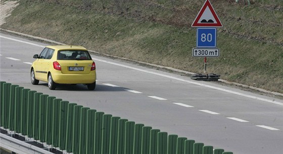 Nehoda se stala jen kilometr od dlouhodobé uzavírky dálnice D11 ve smru na Prahu. Ilustraní foto