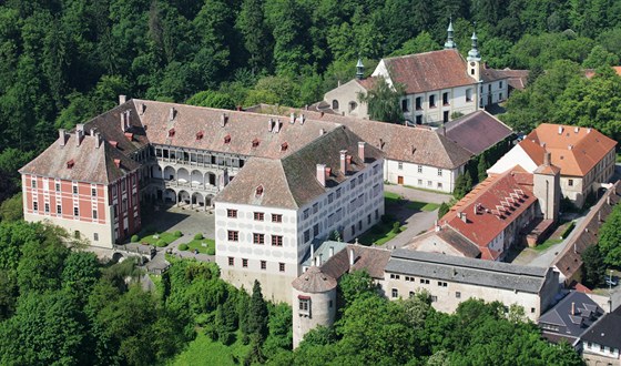 Jádrem sporu mezi bývalým a současným vedením Opočna je zamýšlená oprava vrchnostenského soudu u tamního zámku. Na snímku je to čtvercová budova zcela vpravo.