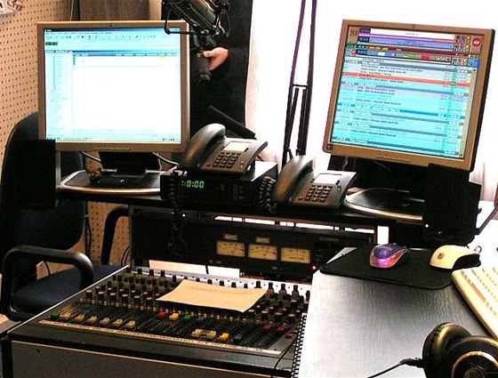 Studio Radia Wave v Praze na Vinohradech. Dnes u stanice vysílá ze ikova.