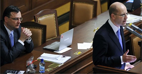 Premiér Petr Neas naslouchá vystoupení éfa SSD Bohuslava Sobotky ve Snmovn (21. prosince 2010)