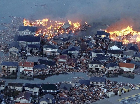 Zdevastované japonské pobeí po niivé vln tsunami