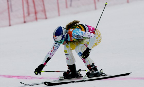 Linday Vonnová v cíli obího slalomu ve pindlerov Mlýnu