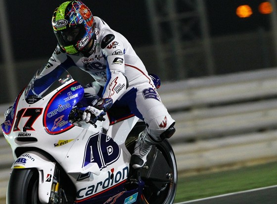 Karel Abraham s motocyklem Ducati pi tréninku na Velkou cenu Kataru.