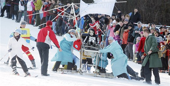 Karneval na lyích v sobotu zakoní lyaskou sezonu v Hlinsku (ilustraní foto).