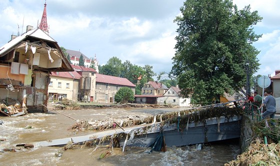 Zícený secesní most v Chrastav bhem povodní (7. srpna 2010). Nový bude hotový do konce roku.
