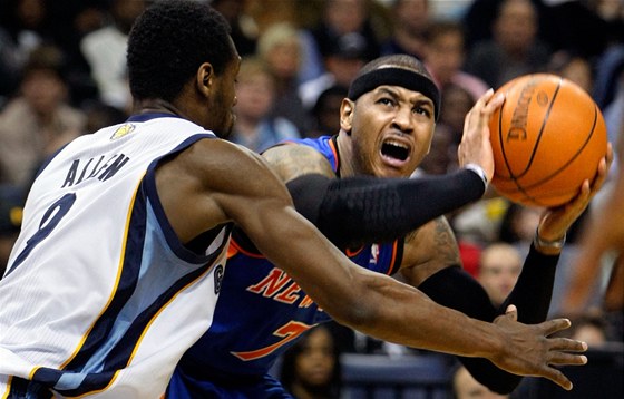 Carmelo Anthony z New Yorku Knicks (vpravo) obchází Tonyho Allena z Memphisu. 