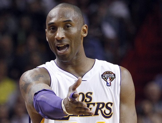 Kobe Bryant z Los Angeles Lakers se zlobí na rozhodí. 