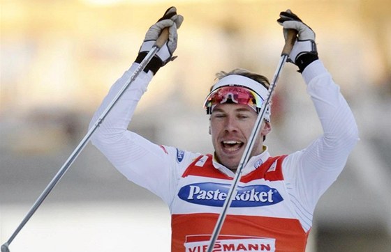 védský bec na lyích Emil Jönsson slaví triumf ve sprintu ve Stockholmu.