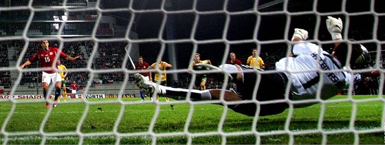 NEPROMNNÁ PENALTA. Milan Baro (v erveném) zahazuje penaltu, kterou mu chytil litevský branká Karermarskas.