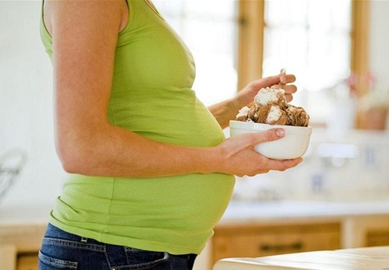 Kdy budete jíst zdrav, usnadníte si thotenství i porod. (Ilustraní snímek)