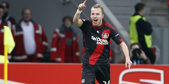 Michal Kadlec z Leverkusenu se raduje z gólu