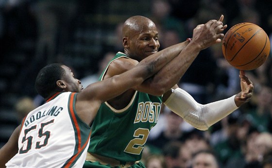 Ray Allen z Bostonu (vpravo) a Keyon Dooling z Milwaukee