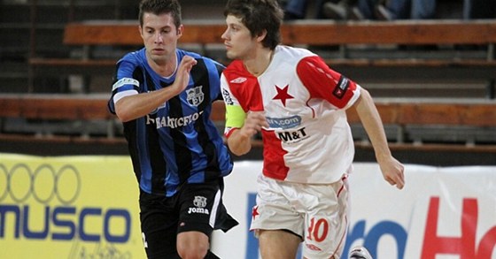 S míčem utíká slávistický futsalista Petr Oliva (vpravo).