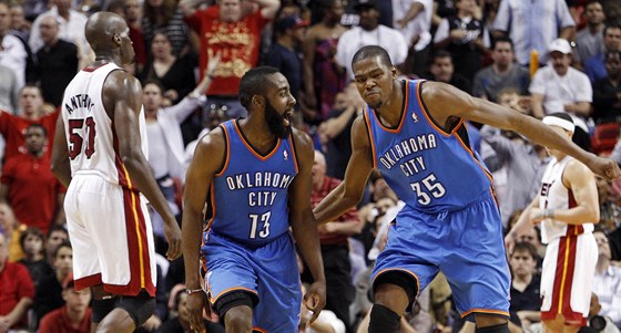 Kevin Durant  (vpravo) a James Harden z Oklahomy se radují  v zápase s Maiami.